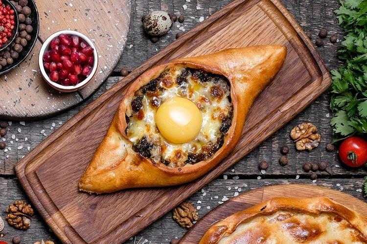 Khachapuri d'Adjarie avec de la viande