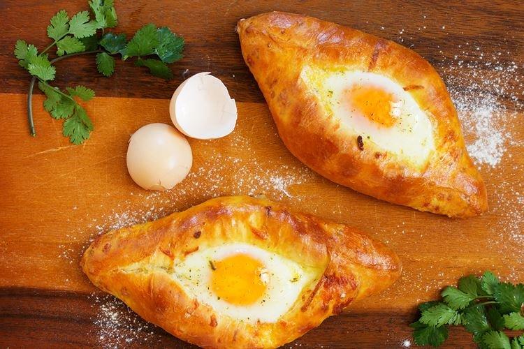 Khachapuri d'Adjarie sur pâte à caillé