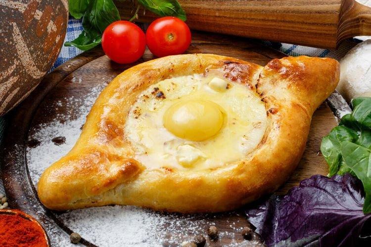 Khachapuri d'Adjarie sur kéfir