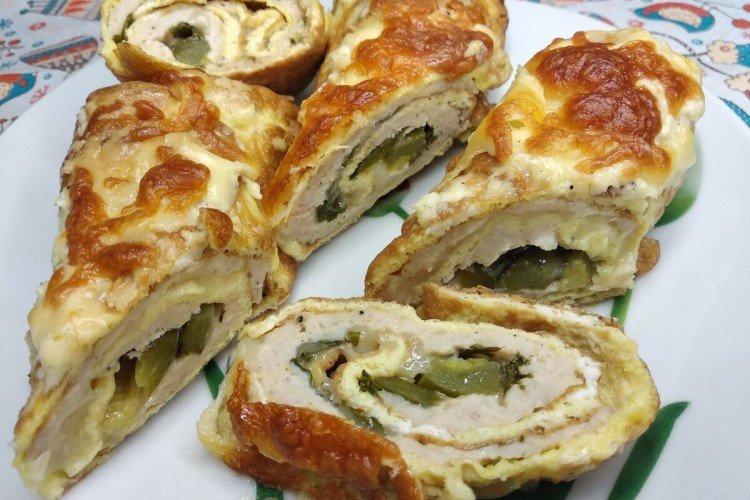 Brizol avec viande hachée et concombres marinés