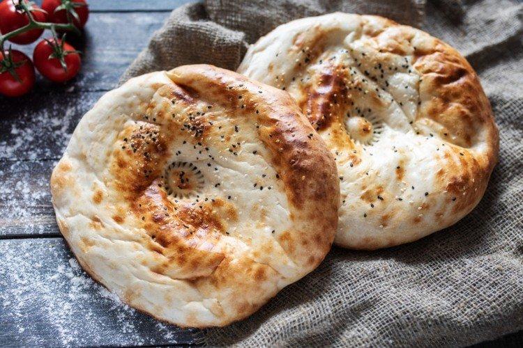 Pain plat ouzbek aux pommes de terre