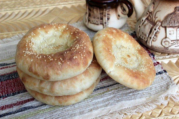 Pain plat ouzbek sur l'eau