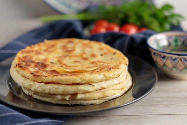 Pain plat ouzbek sans levain aux oignons