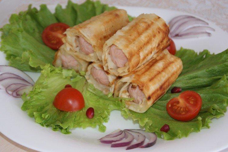 Saucisses au fromage fondu dans du pain pita