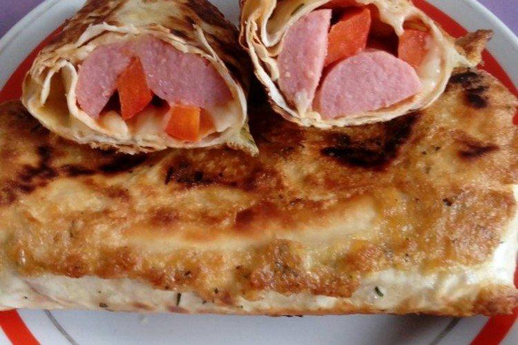 Saucisses au pain pita aux tomates