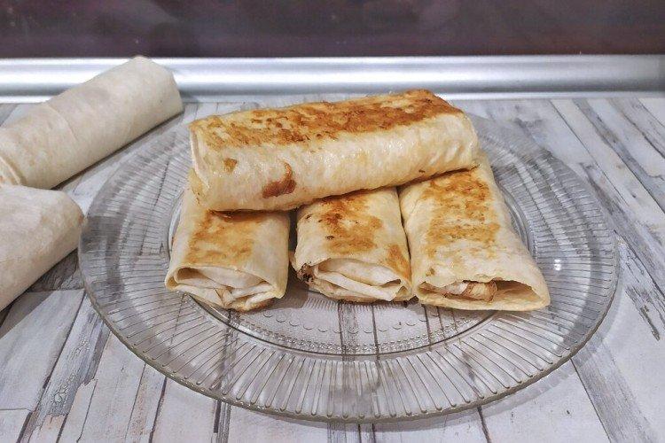 Saucisses aux champignons dans du pain pita