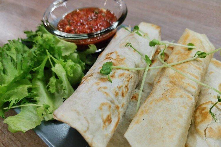 Saucisses au maïs et mozzarella dans du pain pita