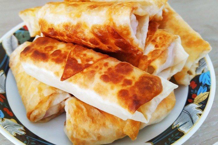 Saucisses à la moutarde dans du pain pita