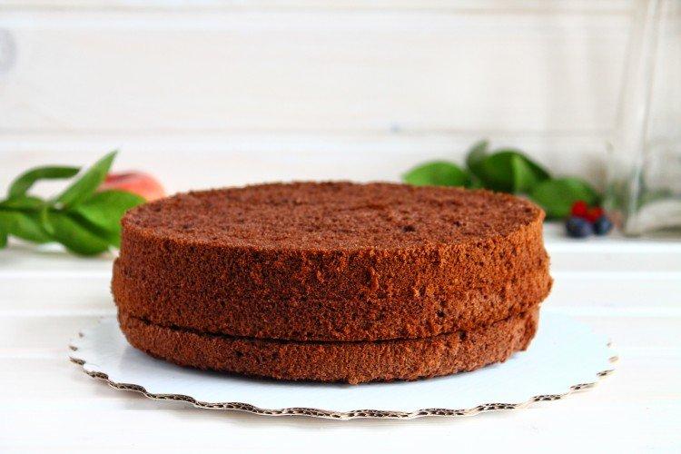 Gâteau éponge au chocolat sur jaunes