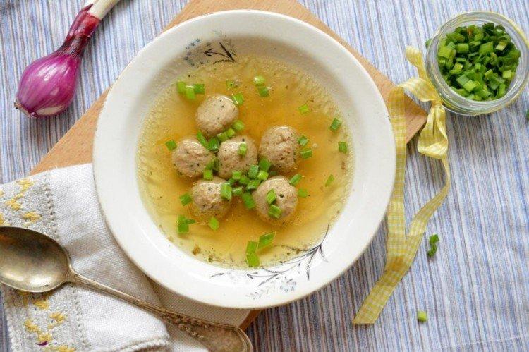 Bouillon de poulet aux boulettes de viande