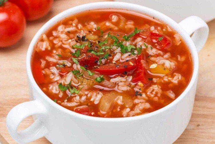 Soupe de tomates avec viande et riz