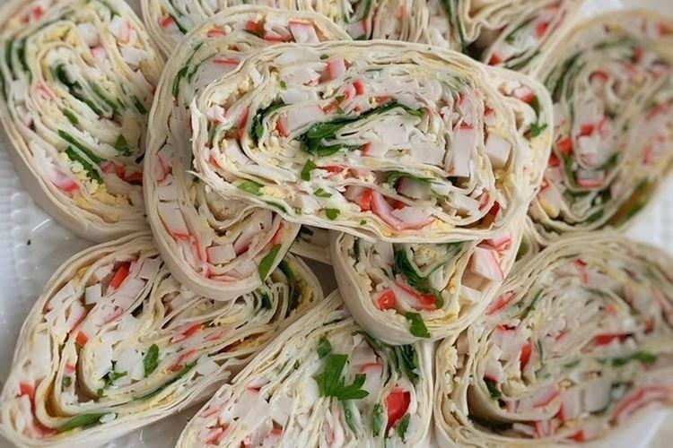 Rouleau de lavash aux bâtonnets de crabe et ananas