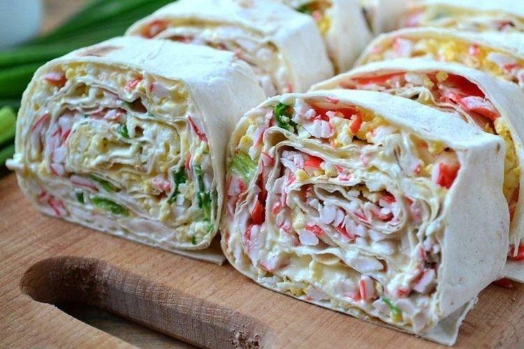 Rouleau de lavash aux bâtonnets de crabe et concombres