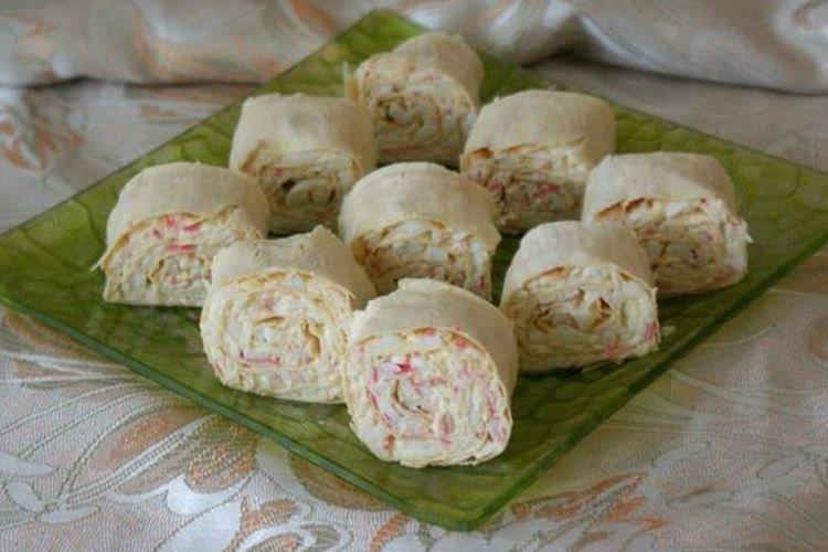 Rouleau de lavash aux bâtonnets de crabe et crevettes