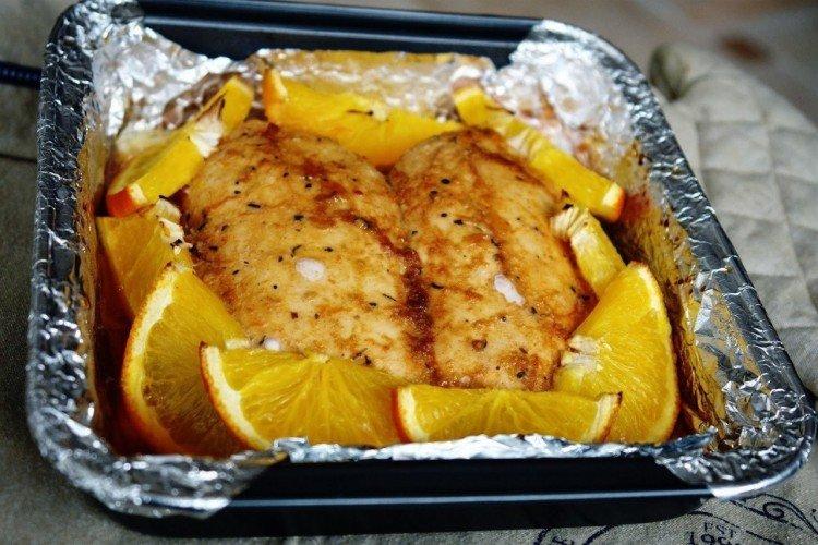 Poitrine de poulet au four avec des oranges