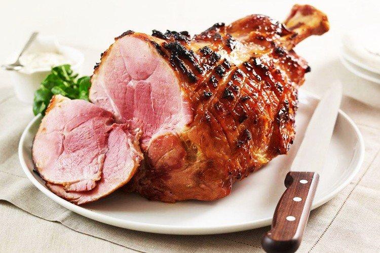 Cuisse de porc sur l'os au four