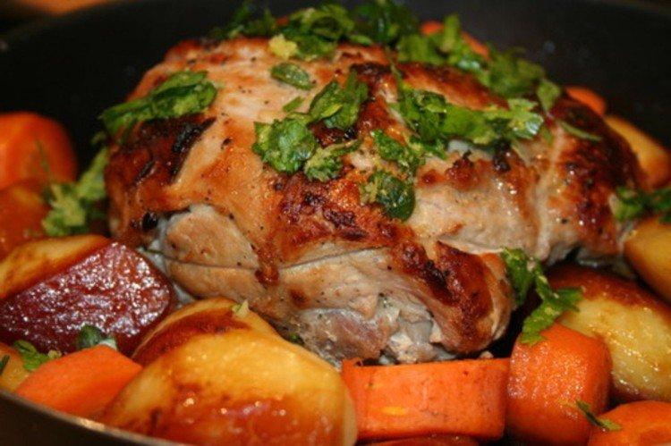 Cuisse de porc avec pommes de terre et légumes