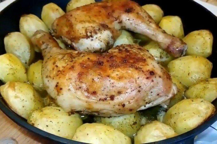 Cuisses de poulet avec pommes de terre au four
