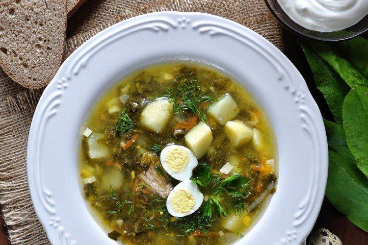 Soupe d'oseille à la viande et aux tomates