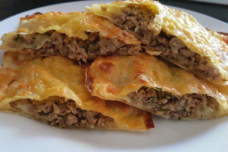 Tartes Lavash avec de la viande hachée au four