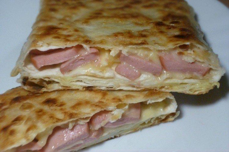 Tartes Lavash avec saucisse et fromage