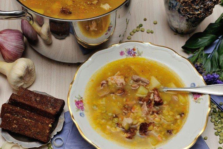 Soupe de haricots mungo aux viandes fumées