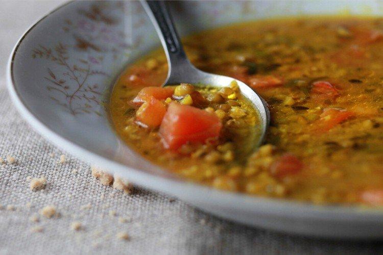 Soupe de haricots mungo aux tomates