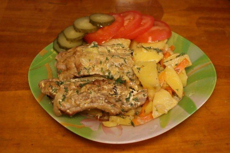 Côtes de porc au four avec pommes de terre à la crème sure