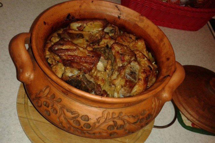 Côtes de porc avec pommes de terre en pots