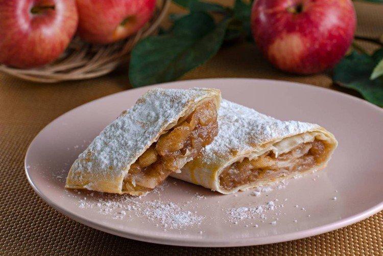 Rouleau de lavash aux pommes et à la cannelle