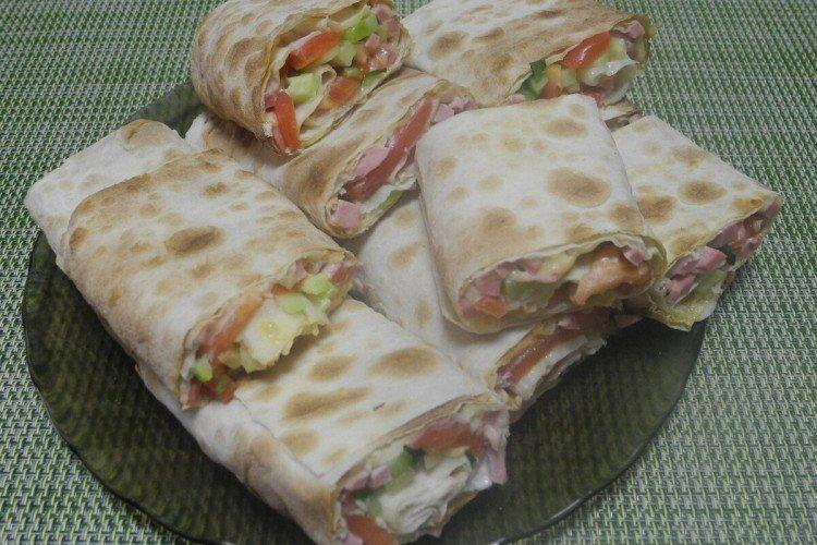 Rouleau de lavash aux saucisses