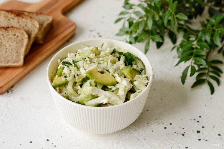 Salade d'avocat et de chou
