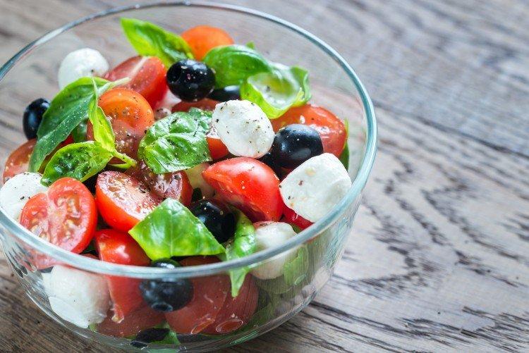 Salade avec mozzarella et olives