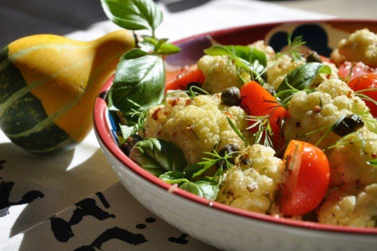 Salade de chou-fleur aux légumes et fruits