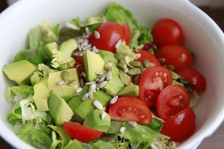Salade vitaminée au chou, tomates et graines