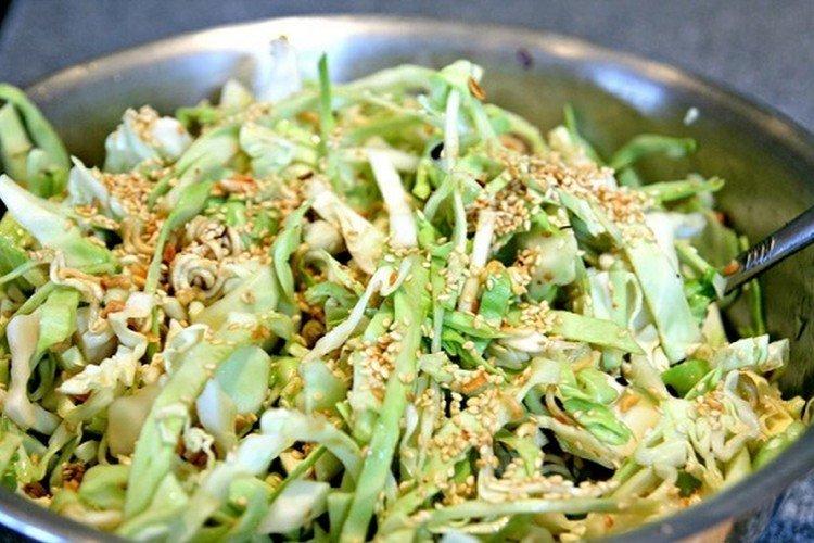 Salade de thon, chou chinois et graines de sésame