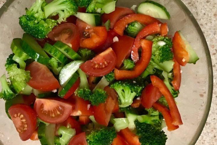 Salade estivale aux brocolis, concombres et tomates