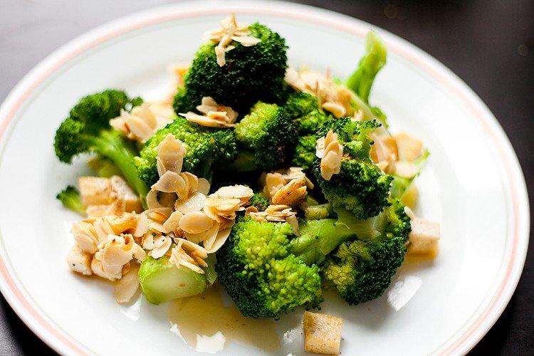 Salade de brocoli et amandes effilées