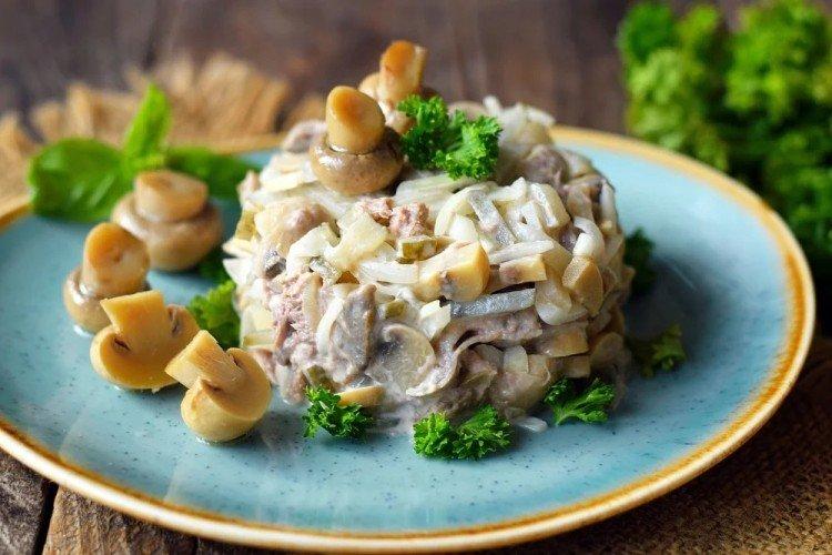 Salade de viande aux noix et champignons marinés