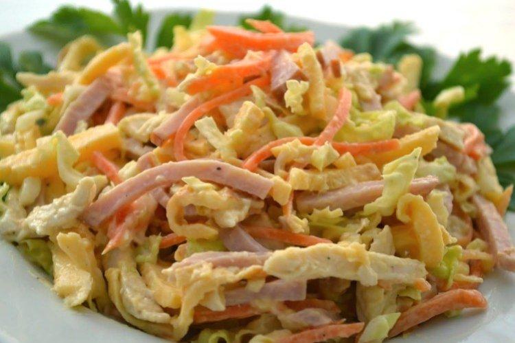 Salade de jambon, chou chinois et omelette