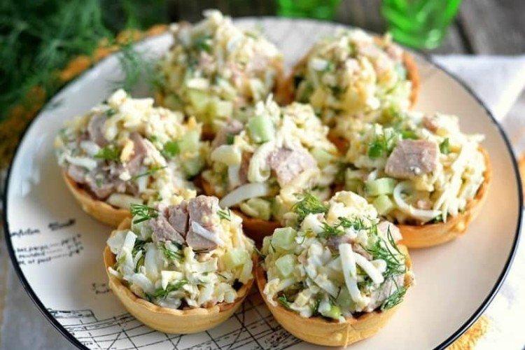 Avec poulet, concombre et oeufs