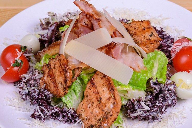 Salade de filet de poulet aux lardons et parmesan