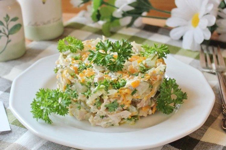 Salade de poulet fumé avec fromage à pâte molle et oeuf