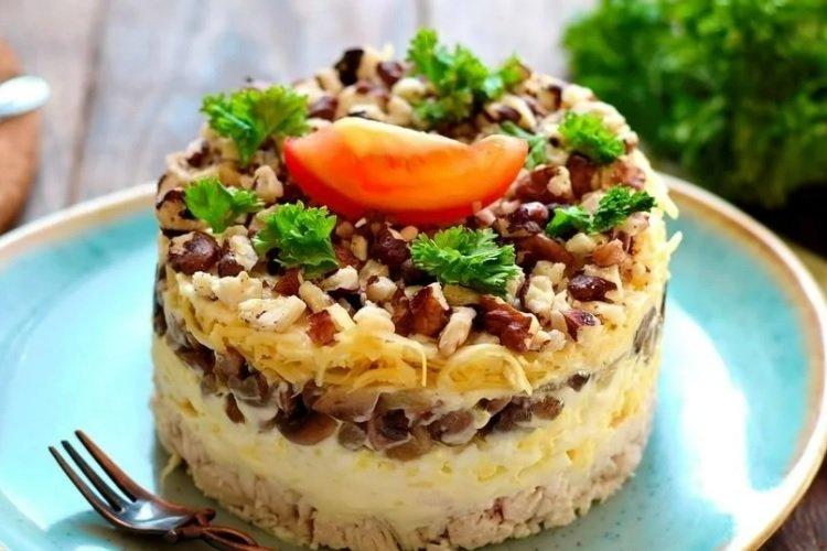 Salade de filet de poulet aux noix et fromage