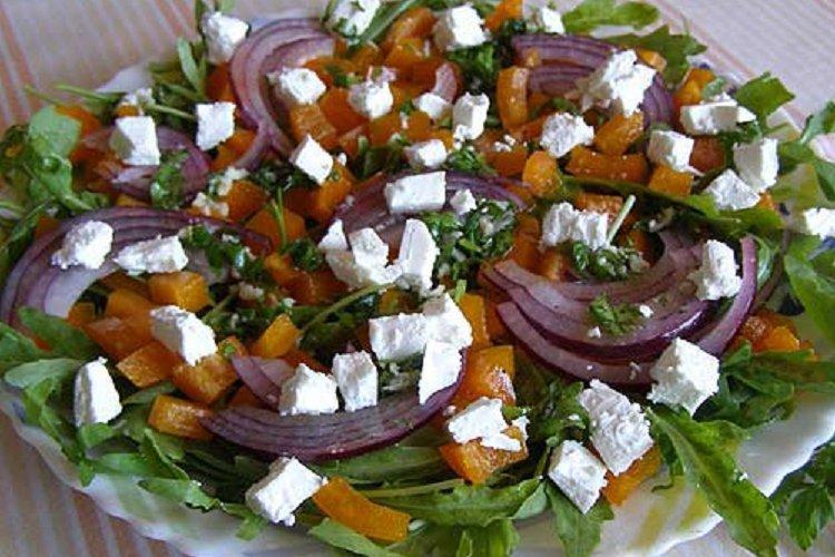 Salade avec filet de poulet, feta et oignons marinés