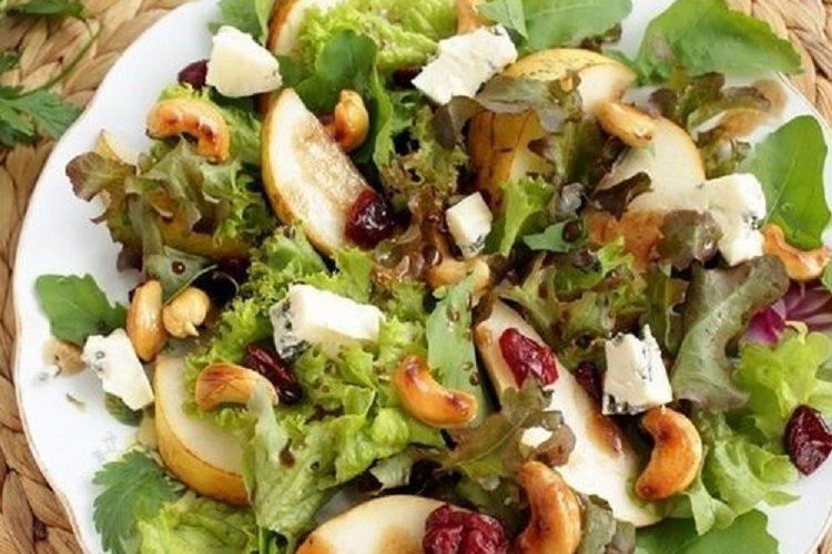 Salade de poires, poulet et fromage
