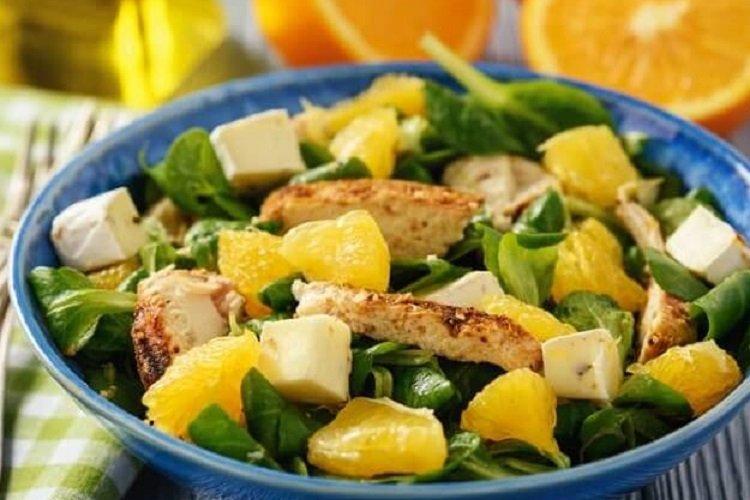 Salade originale de poulet, fromage à pâte molle et orange