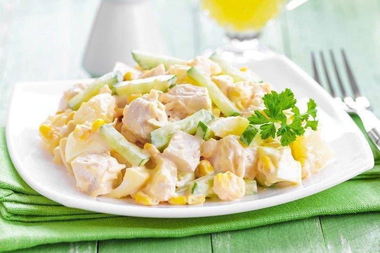 Salade d'ananas, poulet et maïs