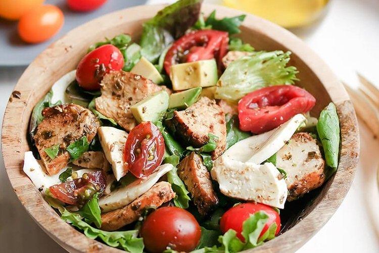 Salade au fromage, poitrine de poulet et avocat