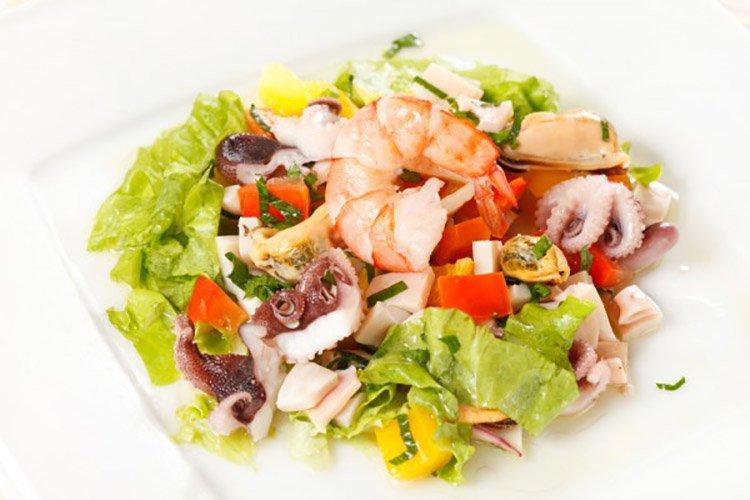 Salade de fromage et fruits de mer